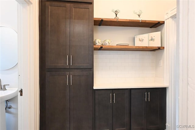 7 N Davis Ave, Richmond, VA 23220 - detailed view of decorative backsplash