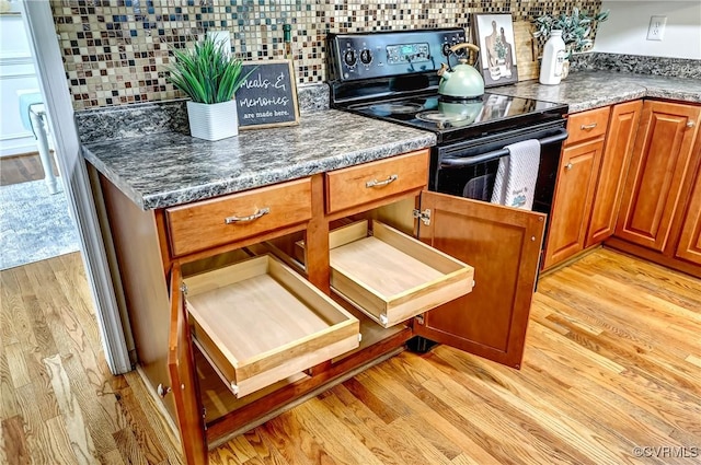 5408 Woolshire Dr, Glen Allen, VA 23059 - kitchen featuring black electric range oven, light wood-style flooring, and backsplash