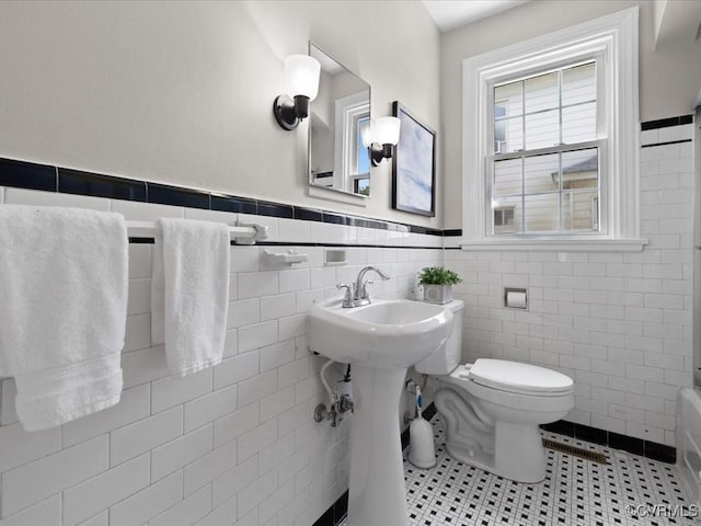 3303 Woodrow Ave, Richmond, VA 23222 - full bath featuring tile walls, wainscoting, a bath, and tile patterned floors