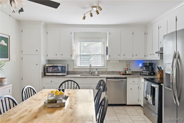 7085 Foxlair Dr, Mechanicsville, VA 23111 - kitchen with stainless steel appliances, under cabinet range hood, white cabinetry, and ceiling fan