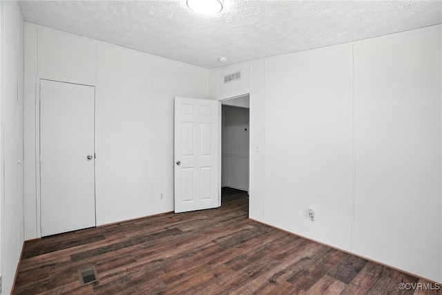 209 Oak Hill Rd, Prospect, VA 23960 - unfurnished bedroom featuring dark wood-type flooring, a textured ceiling, and a closet