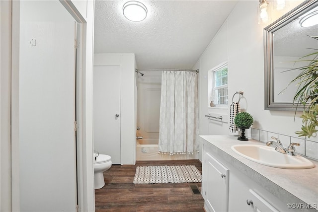 209 Oak Hill Rd, Prospect, VA 23960 - full bathroom featuring a textured ceiling, vanity, wood finished floors, and shower / tub combo with curtain