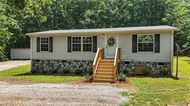 209 Oak Hill Rd, Prospect, VA 23960 - view of front facade featuring crawl space, dirt driveway, and a front lawn