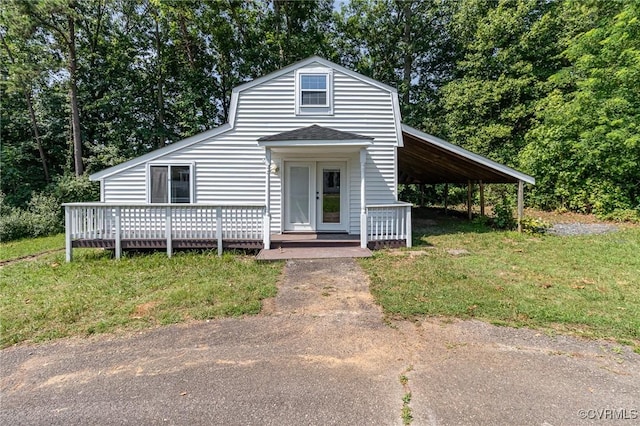 24 Hummingbird Ln, Cumberland, VA 23040 - view of front facade with a front yard, a deck, and roof with shingles