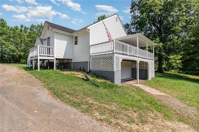 24 Hummingbird Ln, Cumberland, VA 23040 - view of front of property featuring a deck and a front yard
