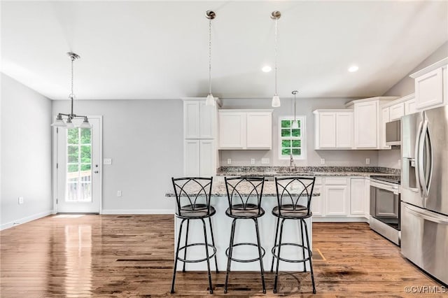 344 Land Or Dr, Ruther Glen, VA 22546 - kitchen featuring stainless steel appliances, healthy amount of natural light, a breakfast bar area, a kitchen island, and recessed lighting