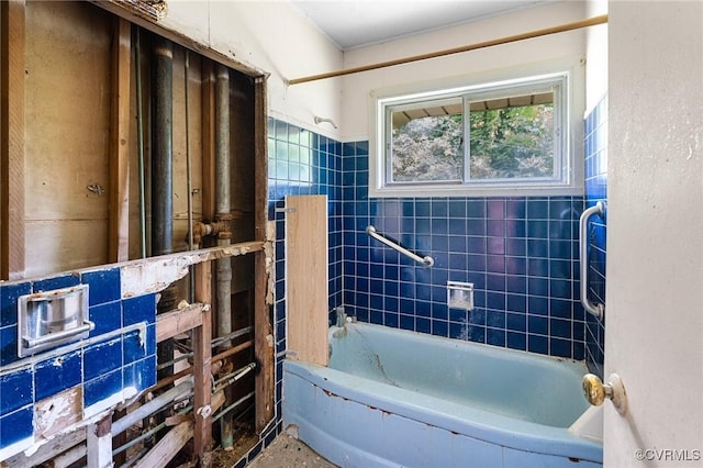 6002 Indigo Rd, Richmond, VA 23230 - bathroom featuring a bathtub