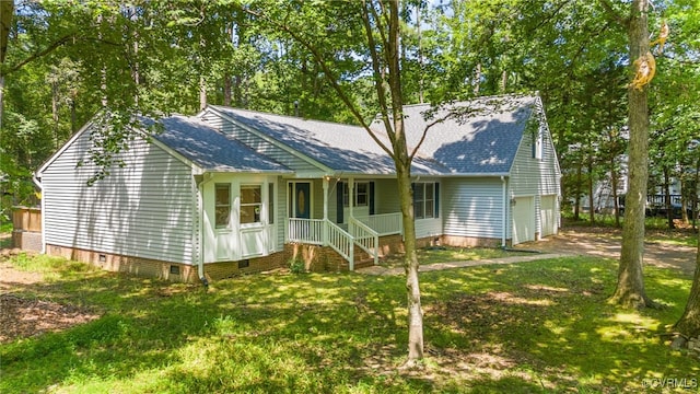 102 Penrith Ct, Williamsburg, VA 23185 - view of front of home featuring crawl space, roof with shingles, covered porch, a front lawn, and driveway