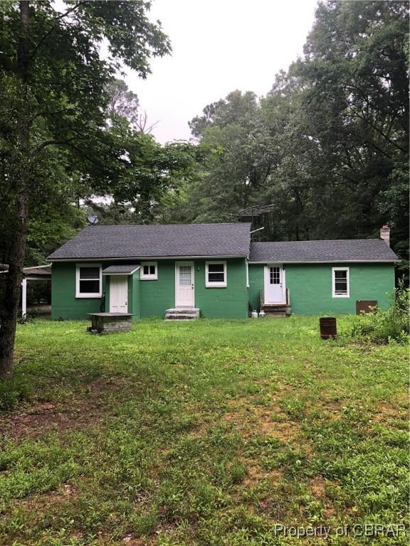 271 Bendall Ln, Mathews, VA 23109 - ranch-style home with entry steps, view of wooded area, a shingled roof, and a front lawn