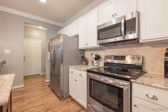 9545 Thornecrest Dr, Mechanicsville, VA 23116 - kitchen with stainless steel appliances, ornamental molding, white cabinets, light wood-style flooring, and tasteful backsplash