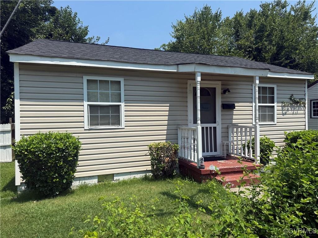 39 Walnut Ln, Petersburg, VA 23803 - view of front of home featuring a front yard and crawl space
