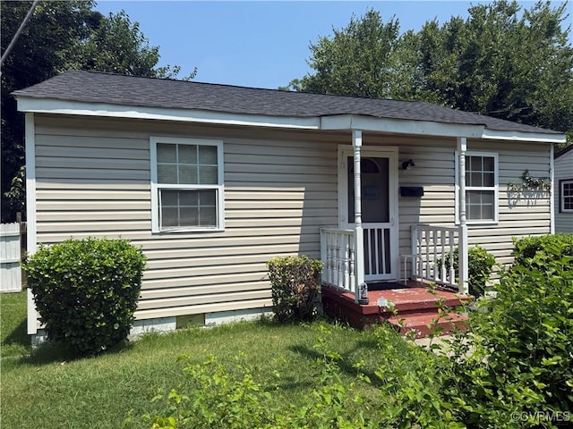 39 Walnut Ln, Petersburg, VA 23803 - view of front of home featuring a front yard and crawl space