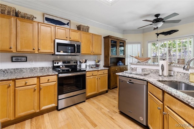 818 Krim Point Loop, Midlothian, VA 23114 - kitchen featuring appliances with stainless steel finishes, light wood-type flooring, a ceiling fan, tasteful backsplash, and ornamental molding