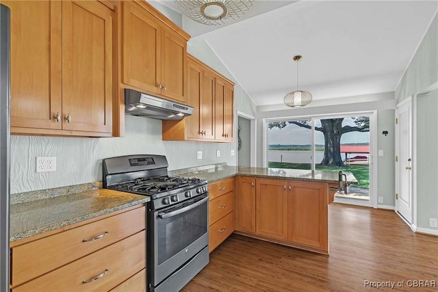 1583 Winona Park Dr, West Point, VA 23181 - kitchen featuring stainless steel gas range, under cabinet range hood, dark wood-style flooring, a peninsula, and vaulted ceiling