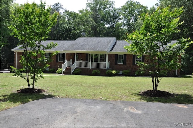 6197 Fishermans Way, Mechanicsville, VA 23116 - ranch-style home with a porch, brick siding, and a front yard