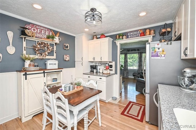 103 N Daisy Ave, Henrico, VA 23075 - dining space featuring crown molding, wainscoting, light wood-style floors, a textured ceiling, and recessed lighting