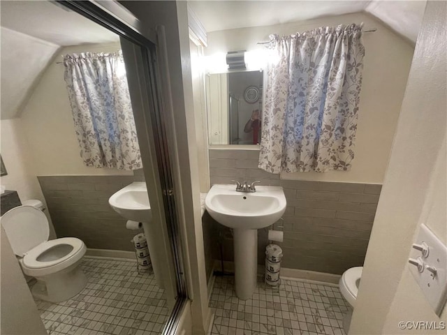 319 W 27th St, Richmond, VA 23225 - bathroom featuring lofted ceiling, tile patterned floors, and tile walls
