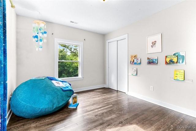 8101 Lake Shore Dr, North Chesterfield, VA 23235 - living area featuring wood finished floors and baseboards