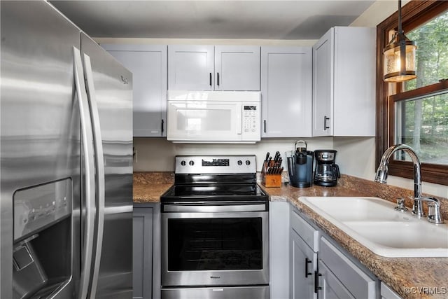 6131 Kellys Gln, Mineral, VA 23117 - kitchen with stainless steel appliances and decorative light fixtures