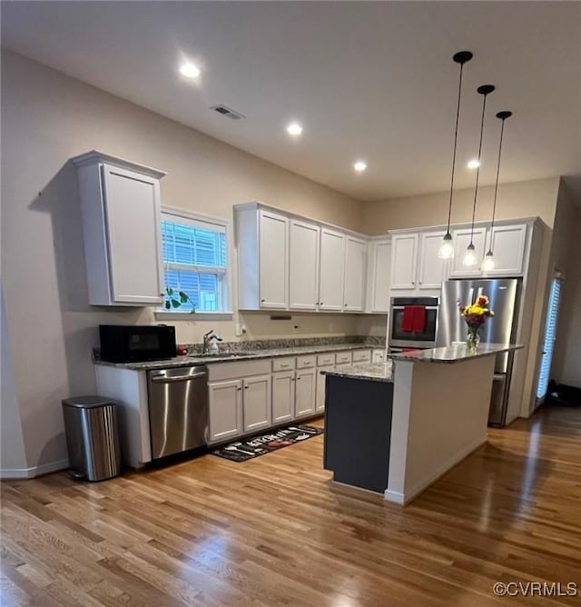 12468 Side Saddle Ln, Ashland, VA 23005 - kitchen featuring appliances with stainless steel finishes, wood finished floors, a kitchen island, decorative light fixtures, and recessed lighting