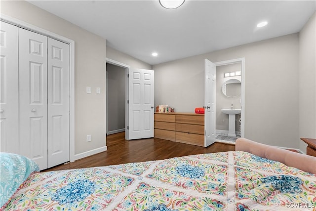 2419 Fon Du Lac Rd, Henrico, VA 23229 - bedroom with dark wood-style floors, a closet, recessed lighting, and ensuite bathroom