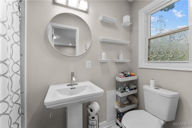2419 Fon Du Lac Rd, Henrico, VA 23229 - full bath featuring toilet and a shower with curtain