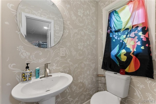 2419 Fon Du Lac Rd, Henrico, VA 23229 - bathroom featuring wallpapered walls and a sink