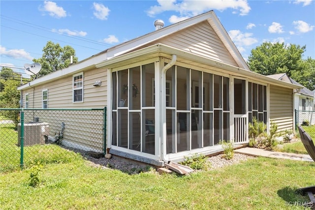 2210 W City Point Rd, Hopewell, VA 23860 - view of side of property with a sunroom