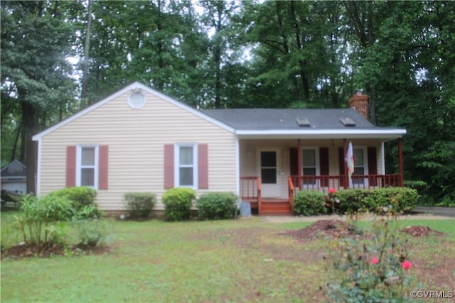 7401 Velvet Antler Dr, Midlothian, VA 23112 - ranch-style house featuring covered porch, a chimney, and a front yard