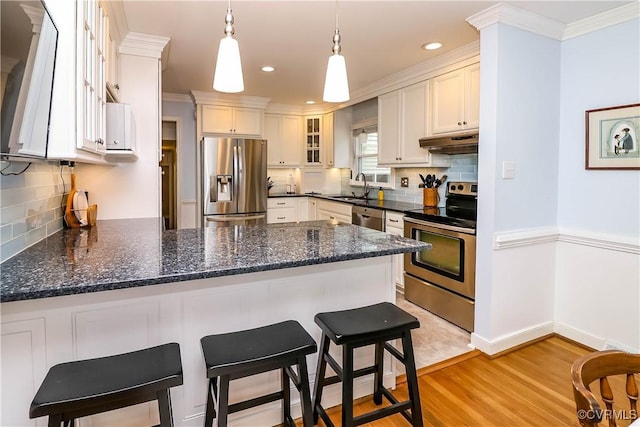 5618 Buxton Ct, Chester, VA 23831 - kitchen with stainless steel appliances, under cabinet range hood, a peninsula, crown molding, and glass insert cabinets