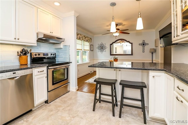 5618 Buxton Ct, Chester, VA 23831 - kitchen with appliances with stainless steel finishes, under cabinet range hood, crown molding, a peninsula, and white cabinets