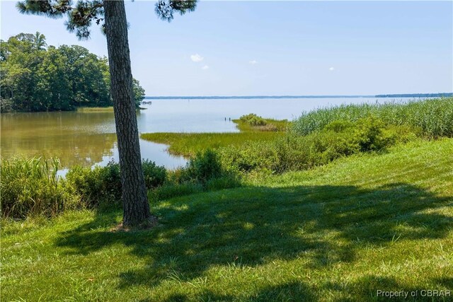 2 River Village Dr, Weems, VA 22576