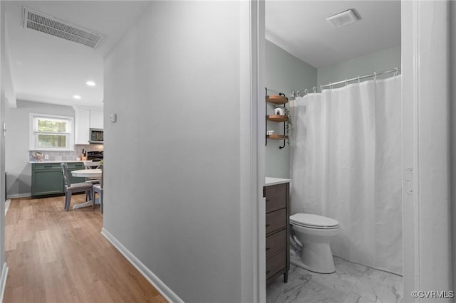 611 Queensway Rd, North Chesterfield, VA 23236 - full bath with vanity, backsplash, recessed lighting, and curtained shower
