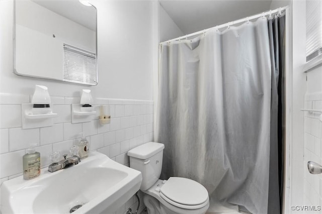 5425 Germain Rd, Richmond, VA 23224 - bathroom featuring a shower with curtain and tile walls