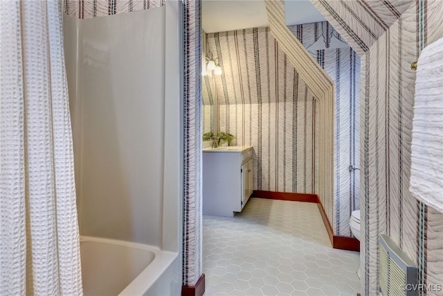 99 Walnut Hills Dr, Williamsburg, VA 23185 - corridor featuring wallpapered walls