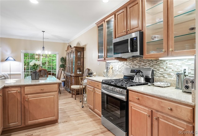 138 Carriage Point Ln, Glen Allen, VA 23059 - kitchen featuring appliances with stainless steel finishes, light wood finished floors, decorative backsplash, a chandelier, and ornamental molding