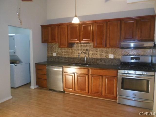 5220 Castlewood Rd Unit E, Chesterfield, VA 23234 - kitchen featuring appliances with stainless steel finishes, under cabinet range hood, tasteful backsplash, light wood-style floors, and brown cabinetry