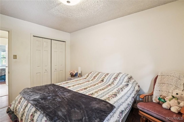 12302 Sir James Ct, Henrico, VA 23233 - bedroom featuring wood finished floors, a textured ceiling, and a closet