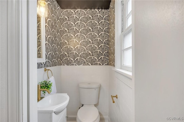 520 Heth Rd, Petersburg, VA 23805 - bathroom with vanity and tile walls