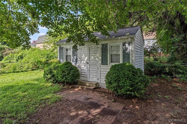 914 Kensington Ave, Colonial Heights, VA 23834 - view of front of house with an outdoor structure, a front lawn, and a shingled roof