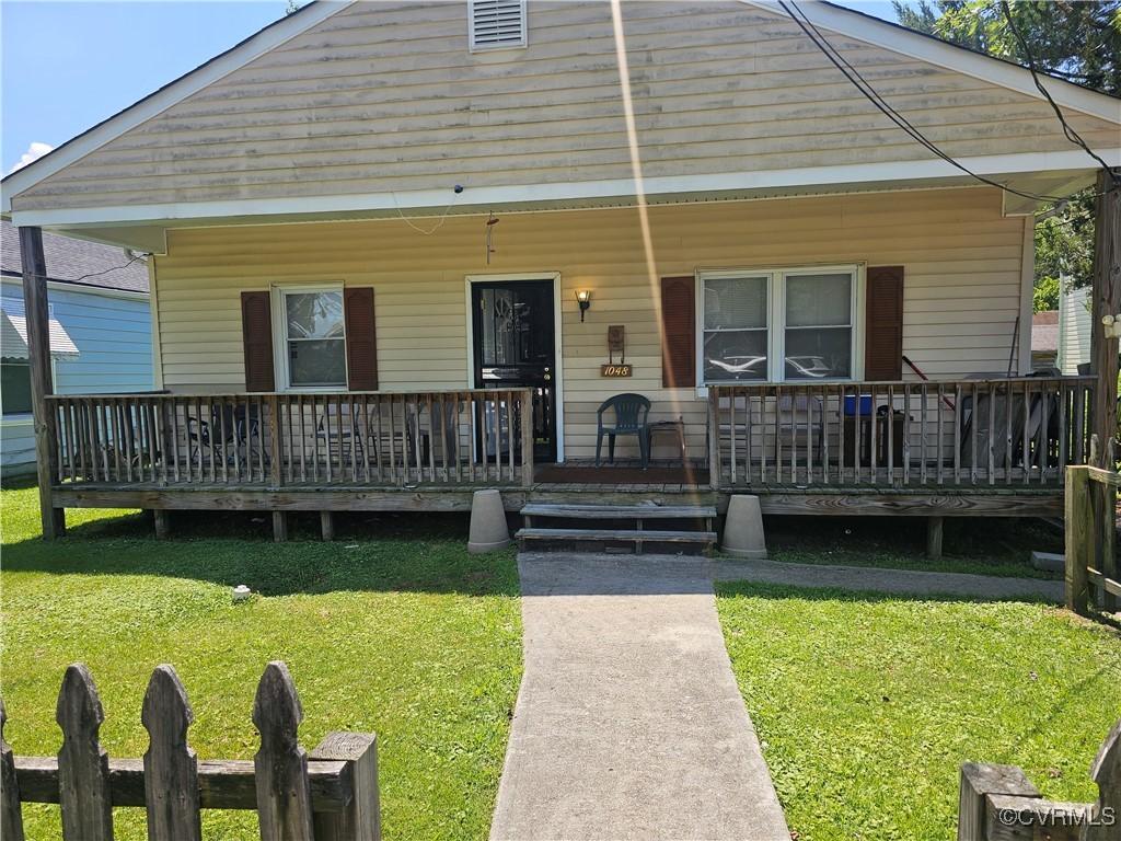 1048 Amelia St, Petersburg, VA 23803 - bungalow with a porch and a front lawn