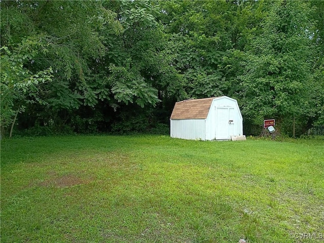 32 Seaboard St, Petersburg, VA 23803 - view of green lawn featuring a storage shed