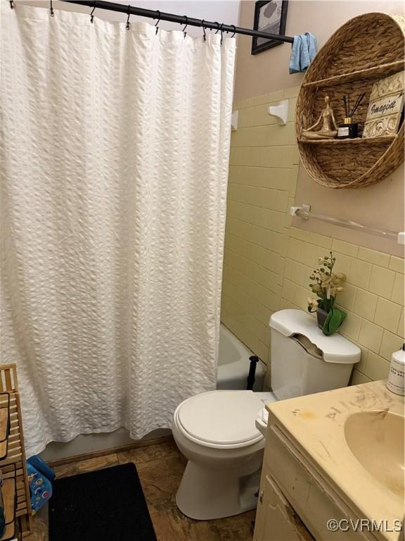 6217 Meadwood Cir, North Chesterfield, VA 23234 - bathroom featuring tile walls, vanity, and shower / tub combo