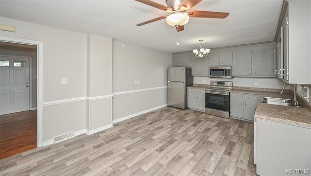 2131 Highland Dr, Powhatan, VA 23139 - kitchen featuring stainless steel appliances, gray cabinets, a ceiling fan, and light wood finished floors