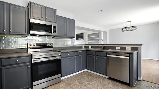 566 Abbey Village Cir, Midlothian, VA 23114 - kitchen with stainless steel appliances, dark countertops, a peninsula, backsplash, and gray cabinetry