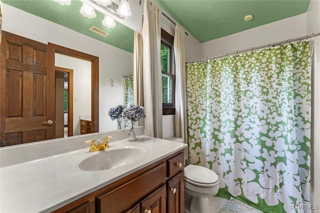 124 Gammons Vw, Bumpass, VA 23024 - bathroom with vanity and curtained shower