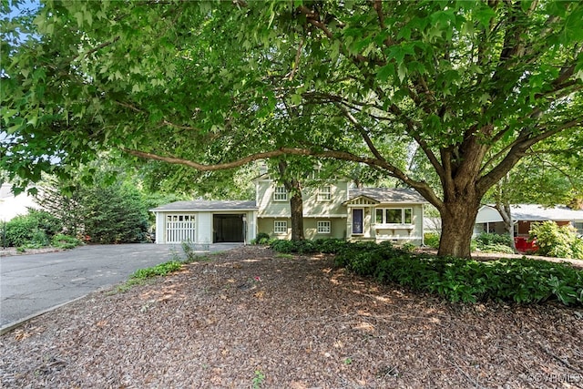 6482 Robin Way, Mechanicsville, VA 23111 - tri-level home with asphalt driveway and a chimney