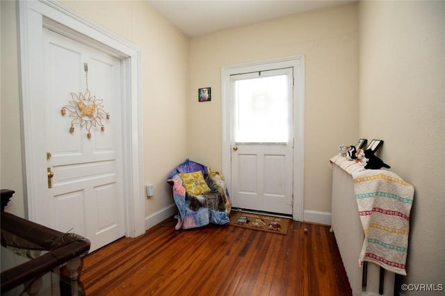 405 E 2nd St, Farmville, VA 23901 - foyer featuring wood finished floors and baseboards