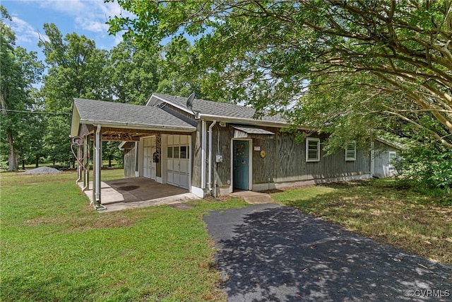 285 Jennings Ordinary Rd, Crewe, VA 23930 - view of front facade featuring a front yard, an attached garage, and roof with shingles