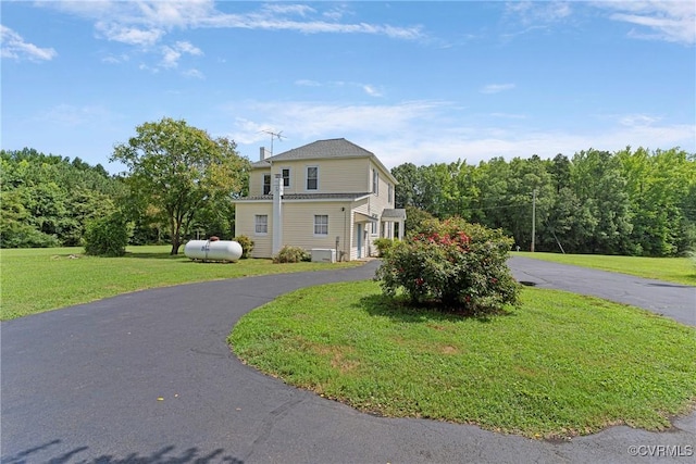 285 Jennings Ordinary Rd, Crewe, VA 23930 - traditional-style house featuring a front lawn and driveway